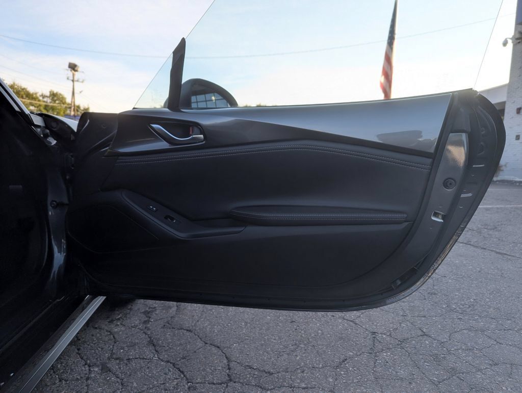 Used 2021 MAZDA MX-5 Miata RF Club RWD image 29