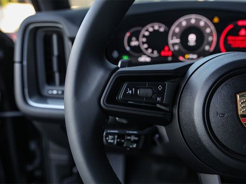 Used 2025 Porsche Cayenne image 15