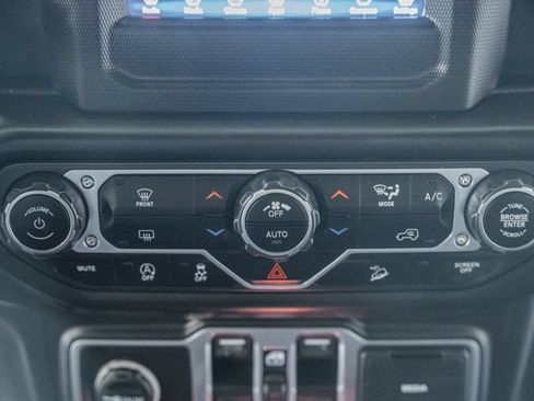 Used 2018 Jeep Wrangler Unlimited Sahara AWD/4WD image 30