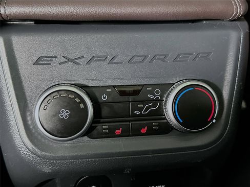 Used 2025 Ford Explorer Platinum w/ LUX Leather Package image 23