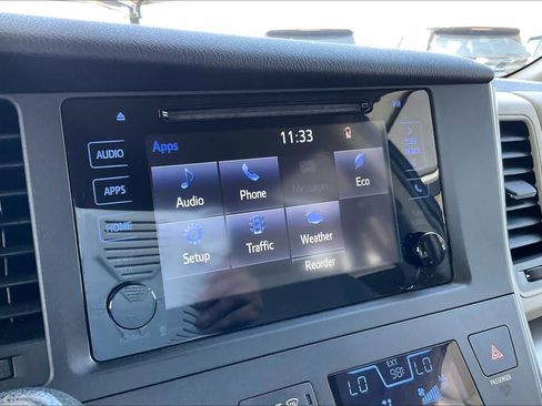 Used 2015 Toyota Sienna LE FWD image 28