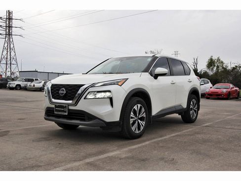 Used 2023 Nissan Rogue SV image 2