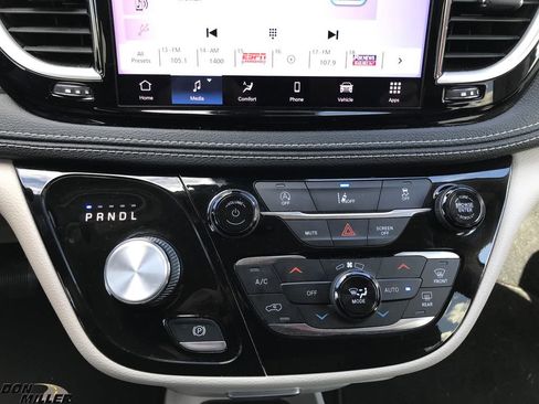 Certified 2022 Chrysler Pacifica Touring-L image 25