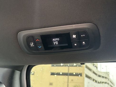 Used 2025 Chrysler Pacifica Select image 24