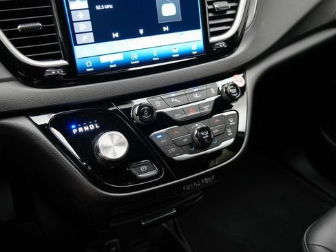 Used 2025 Chrysler Pacifica Select image 22