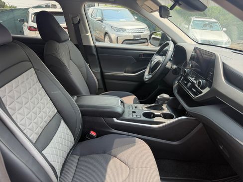 Used 2024 Toyota Highlander LE AWD/4WD image 19