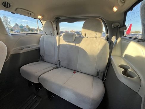 Used 2020 Toyota Sienna LE image 32
