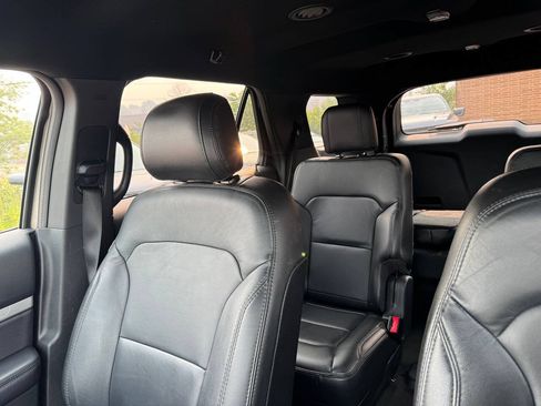 Used 2017 Ford Explorer XLT w/ Equipment Group 202A AWD/4WD image 25
