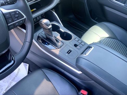 Used 2023 Toyota Highlander XSE FWD image 17
