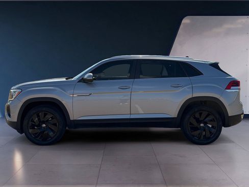 Used 2024 Volkswagen Atlas Cross Sport SE w/ Panoramic Sunroof Package FWD image 2