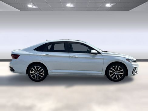 Used 2025 Volkswagen Jetta SE FWD image 7