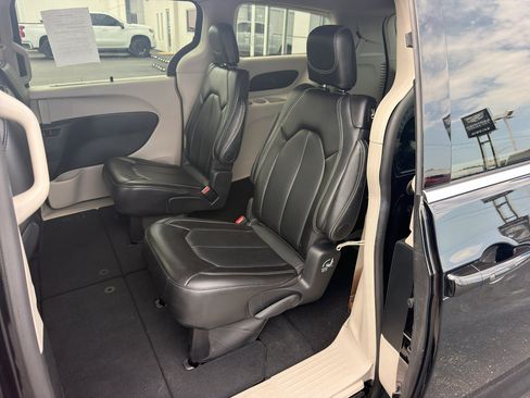 Used 2024 Chrysler Pacifica Touring-L FWD image 9