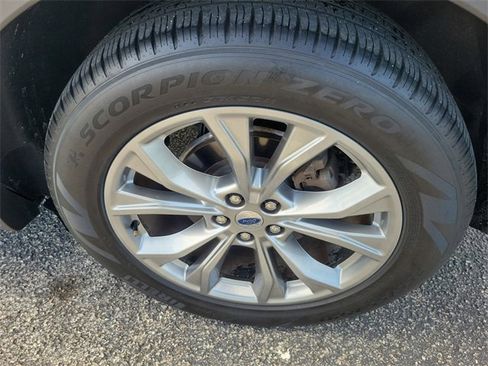 Certified 2022 Ford Explorer Limited w/ Equipment Group 301A image 6