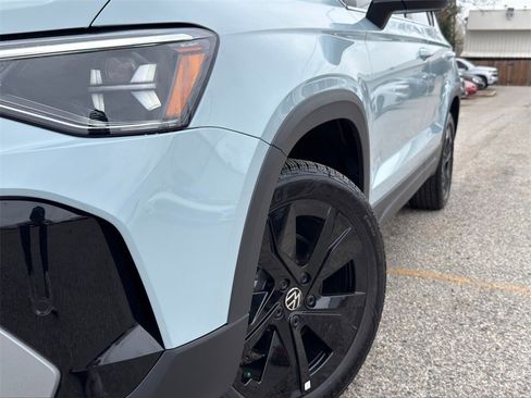 New 2026 Volkswagen Taos SE image 5