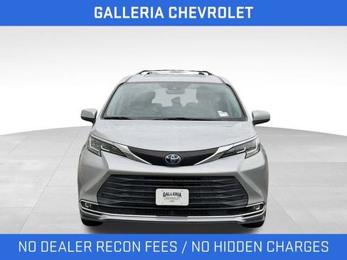 Used 2021 Toyota Sienna XLE FWD image 3