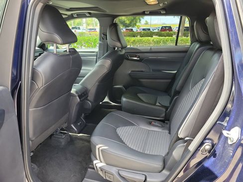 Used 2025 Toyota Highlander XSE AWD/4WD image 11