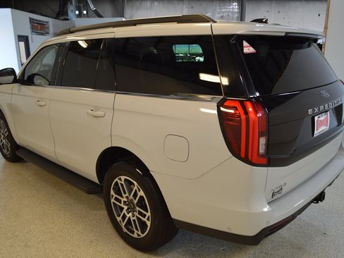 Used 2025 Ford Expedition Active AWD/4WD image 5