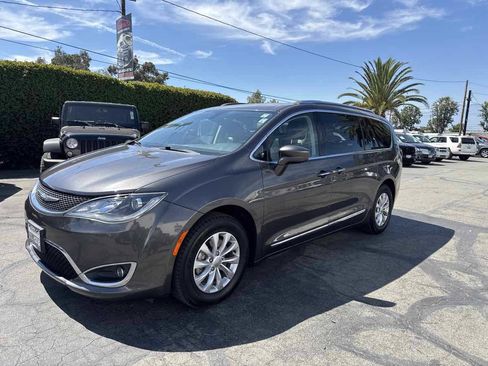 Used 2018 Chrysler Pacifica Touring-L FWD image 3