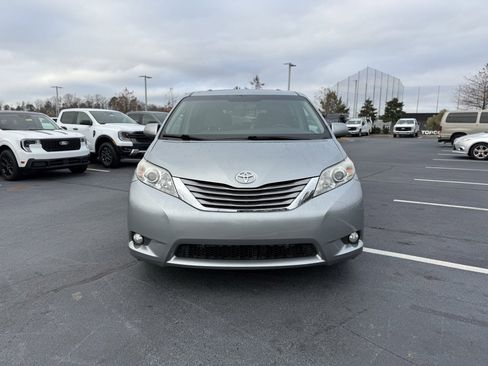 Used 2017 Toyota Sienna XLE image 2