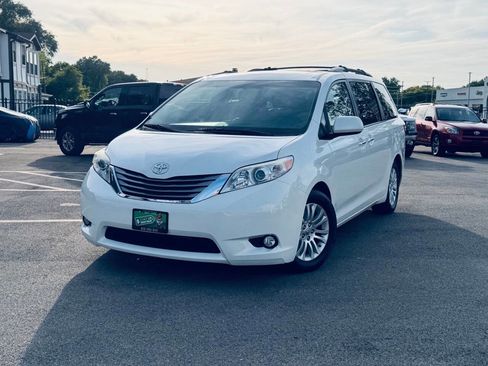 Used 2015 Toyota Sienna XLE w/ XLE Navigation Package FWD image 2