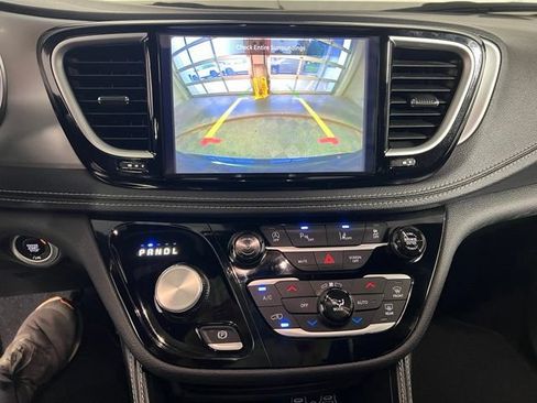 Certified 2025 Chrysler Pacifica Limited FWD image 24