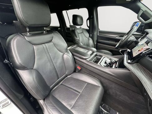 Used 2023 Jeep Wagoneer L Series III w/ Premium Group I image 30