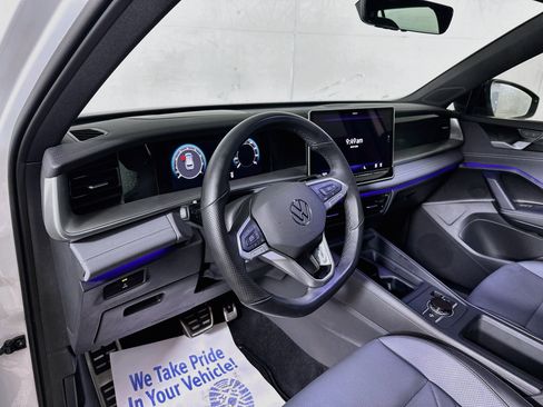Used 2025 Volkswagen Tiguan SE R-Line AWD/4WD image 9
