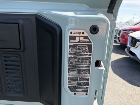 Used 2023 Jeep Wrangler Unlimited Sahara w/ Cold Weather Group AWD/4WD image 9