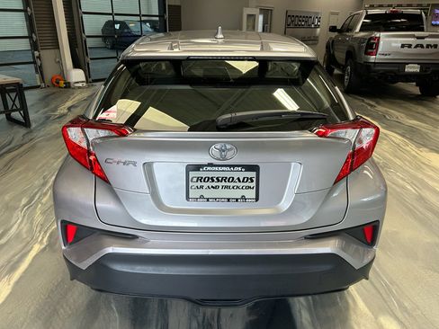 Used 2020 Toyota C-HR LE FWD image 29