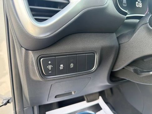 Used 2025 Kia Soul LX w/ LX Technology Package FWD image 27