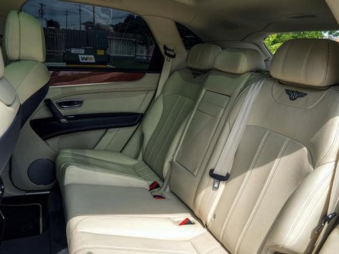 Used 2018 Bentley Bentayga image 12