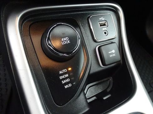 Used 2018 Jeep Compass Latitude w/ Popular Equipment Group AWD/4WD image 12