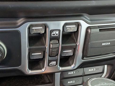 Used 2020 Jeep Gladiator Overland AWD/4WD image 22
