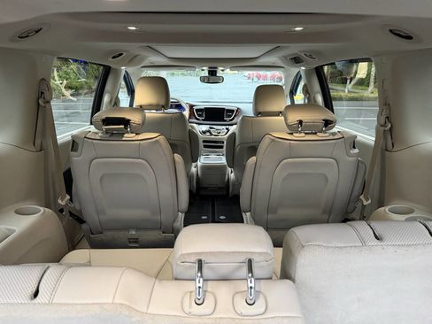 Used 2019 Chrysler Pacifica Limited image 26