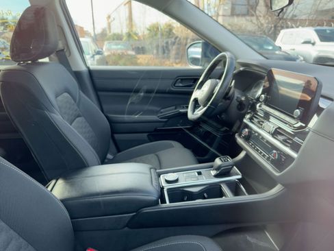 Used 2025 Nissan Pathfinder SV image 10