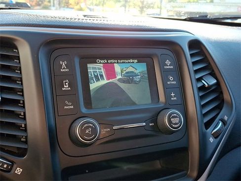 Used 2018 Jeep Cherokee Latitude image 17