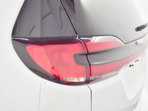 Used 2024 Chrysler Pacifica Touring-L FWD image 35