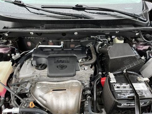 Used 2018 Toyota RAV4 XLE AWD/4WD image 2