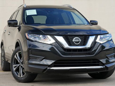 Used 2019 Nissan Rogue SV w/ Premium Package FWD image 2