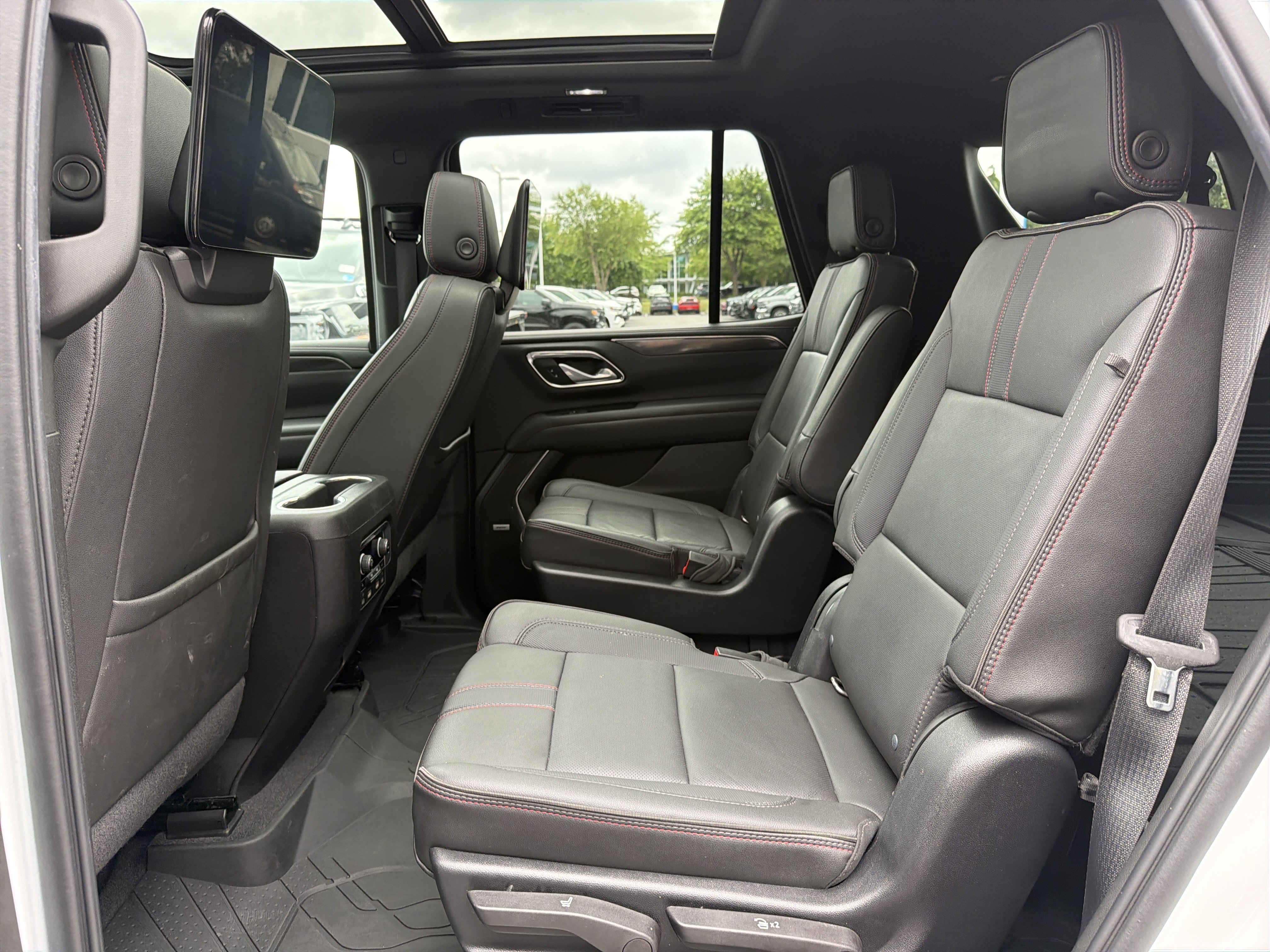 Used 2022 Chevrolet Tahoe RST w/ Luxury Package AWD/4WD image 32