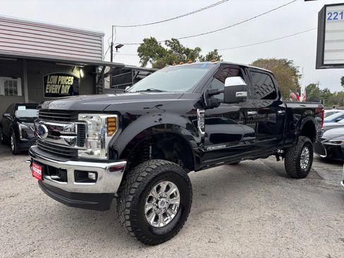 Used 2018 Ford F250 XLT w/ XLT Premium Package image 2
