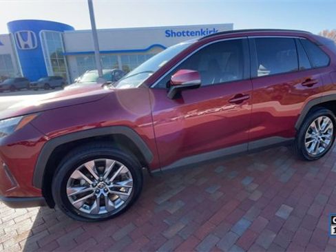 Used 2023 Toyota RAV4 XLE Premium image 6