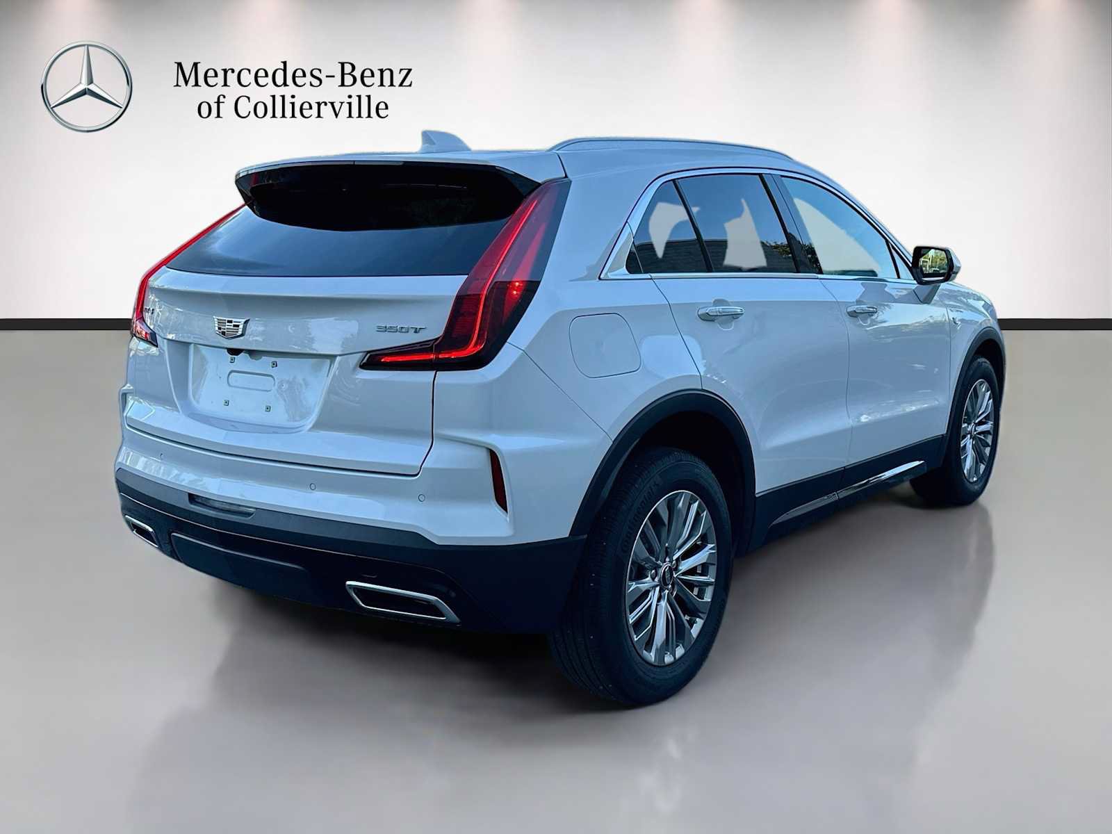 Used 2024 Cadillac XT4 Premium Luxury w/ Cold Weather Package FWD image 5