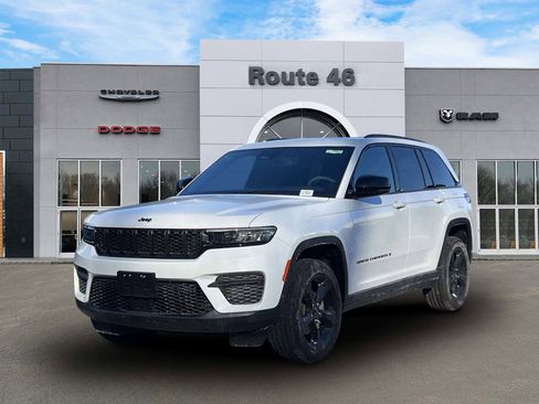 Used 2024 Jeep Grand Cherokee Altitude image 2