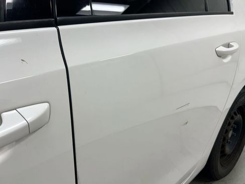 Used 2011 Volkswagen Golf 4-Door FWD image 29