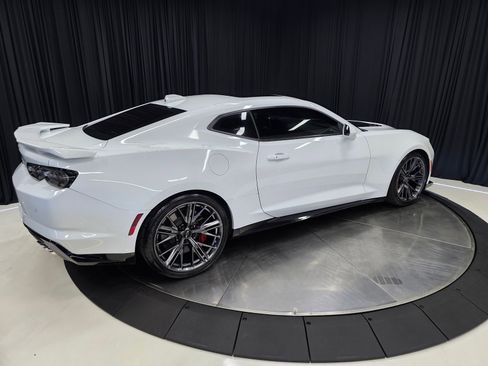Used 2021 Chevrolet Camaro ZL1 RWD image 17