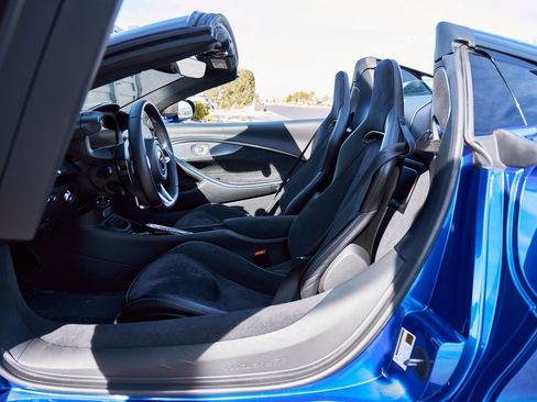 Used 2025 McLaren Artura Spider image 38