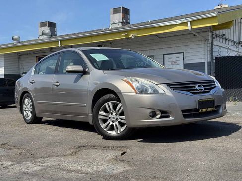 Used 2011 Nissan Altima 2.5 SL w/ Technology Pkg FWD image 2