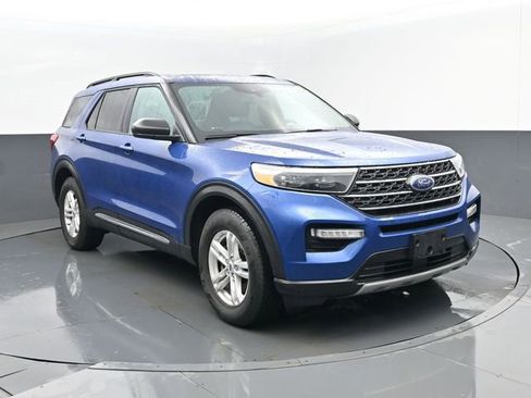 Used 2022 Ford Explorer XLT w/ Equipment Group 202A image 3