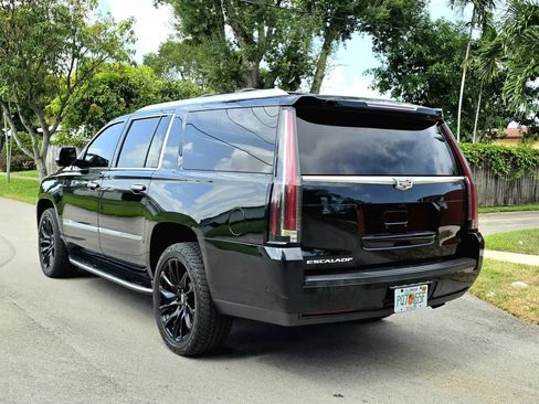 Used 2017 Cadillac Escalade ESV Luxury AWD/4WD image 16